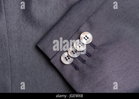 Quatre boutons sur un manchon gris veste d'affaires close up Banque D'Images