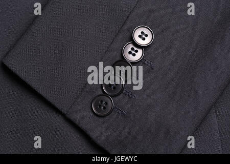 Quatre boutons sur un manchon noir veste d'affaires close up Banque D'Images
