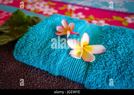 Fleurs de tiaré blanc sur une serviette bleue. Zen spa background Banque D'Images