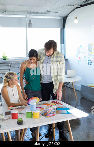 Les cadres supérieurs à la couleur au bureau de swatch de l'ombre Banque D'Images