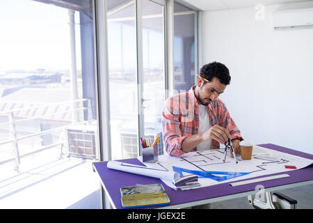 Sur le plan de travail de l'architecte masculins sur table à dessin in office Banque D'Images