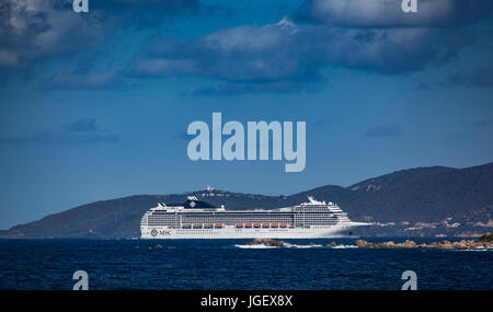 Bateau de croisière enterring le port d'Ajaccio Banque D'Images