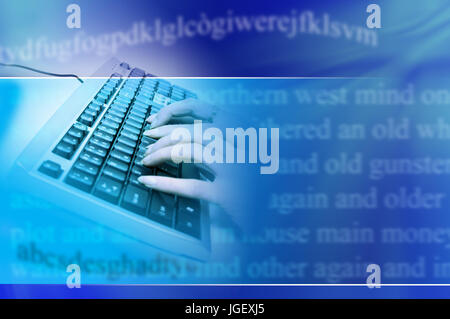 Femme de la saisie sur un clavier un post de blog Banque D'Images