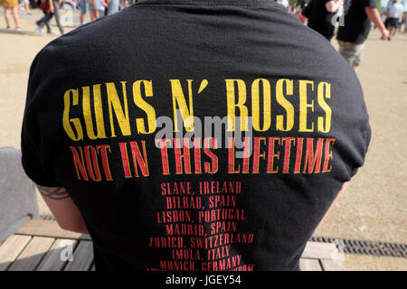 Homme portant Guns N' Roses 16 & 17 Juin 2017 London, UK' t shirt au concert de musique au Queen Elizabeth Olympic Park Stratford England UK KATHY DEWITT Banque D'Images