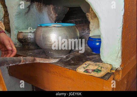 La cuisson des repas dans une poêle russe Banque D'Images