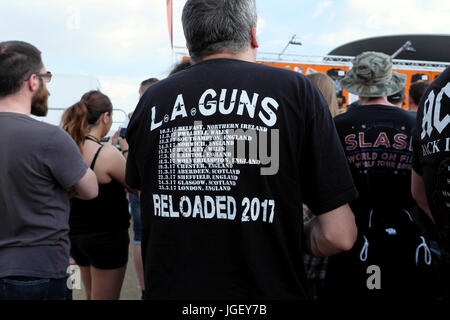 Guns N' Roses concert 2017 fan arrive à l'entrée du Parc Olympique stadium portant des armes à feu LA Reloaded t shirt dans East London England UK KATHY DEWITT Banque D'Images
