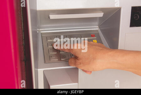 Mains d'une femme pousser botton dans atm, en utilisant un guichet automatique à l'aide d'une femme. La machine atm. Banque D'Images