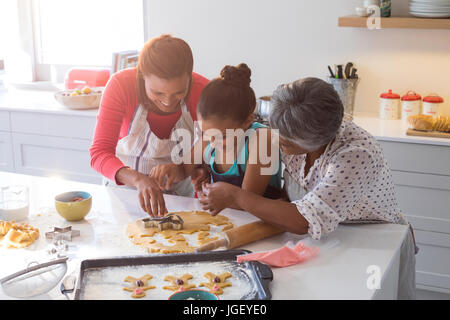 Happy family la préparation d'épices dans la cuisine à la maison Banque D'Images