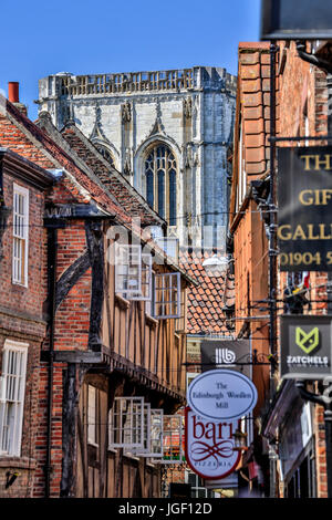 La rue Shambles et tour de la cathédrale de York (La Cathédrale et l'église Saint Pierre Metropolitical) en arrière-plan, York, Yorkshire, England, United Banque D'Images