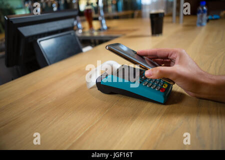 Portrait de la main des clients au paiement sans contact comptoir de bar en bois Banque D'Images