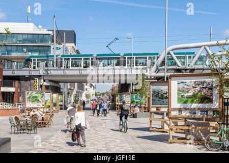 Tramway de Nottingham (NET) passant sur un pont traversant une zone piétonne du centre-ville à la Station Street, Nottingham, England, UK. Banque D'Images