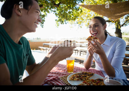 Happy friends at outdoor restaurant pizza Banque D'Images