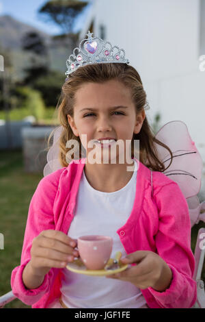 Portrait of Girl in fairy costume holding Coffee cup Banque D'Images