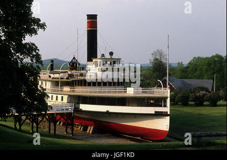 Les 220 pieds de restauré steamboat Ticonderoga est un monument historique national et le dernier côté roue de balancier-paquebot dans l'existence. Banque D'Images