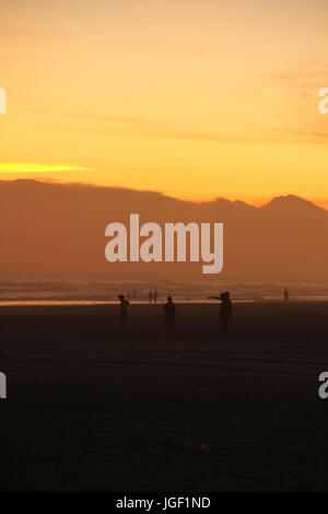 Coucher de soleil, plage, 2014, Praia Grande, Côte Paulista, Sao Paulo, Brésil. Banque D'Images