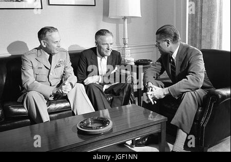 Henry Cabot Lodge, Ambassadeur des États-Unis au Vietnam du Sud, centre, rencontre le général Maxwell D. Taylor, USA, président, Comité des chefs d'état-major, et le secrétaire à la Défense Robert S. McNamara, au Pentagone. Banque D'Images