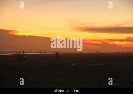 Coucher de soleil, plage, 2014, Praia Grande, Côte Paulista, Sao Paulo, Brésil. Banque D'Images