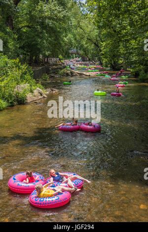 Le flexible à la rivière Chattahoochee à Helen, la Géorgie. Banque D'Images