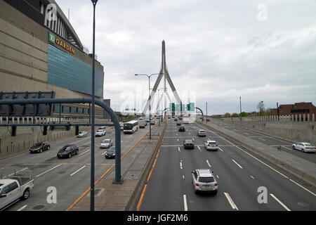 I-93 traversant au cours de la Boston leonard p zakim Bunker Hill Memorial Bridge Boston USA Banque D'Images
