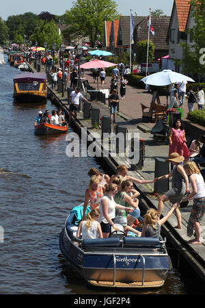 Giethoorn, les Pays-Bas est connu pour les canaux et les maisons au toit de chaume. La province d'Overijssel. Banque D'Images