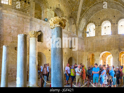 DEMRE, TURQUIE - 7 mai 2017 : Le groupe de touristes dans la nef de l'église St Nicolas, le principal lieu de culte chrétien de la région, le 7 mai, à Demre. Banque D'Images