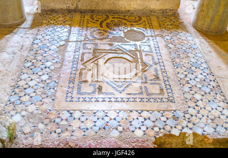 DEMRE, TURQUIE - 7 mai 2017 : les ruines de la mosaïque médiévale située au pied de l'autel de l'église St Nicolas, le 7 mai, à Demre. Banque D'Images