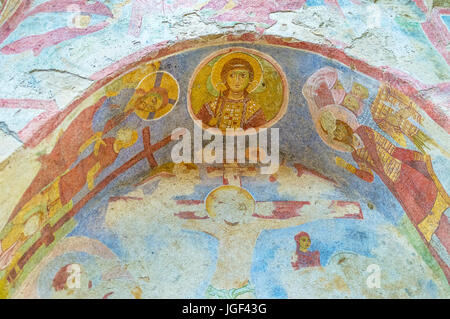 DEMRE, TURQUIE - 7 mai 2017 : Le mauvais préservé fresco décrit le Christ sur la croix, sur l'église St Nicolas, le 7 mai, à Demre. Banque D'Images