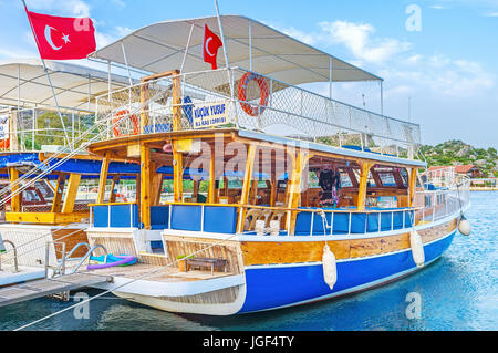 KEKOVA, TURQUIE - 7 mai 2017 : Kekova resort offre le plaisir des excursions le long de la côte, ruiné en ville sous-marine sur des bateaux en bois, le 7 mai je Banque D'Images