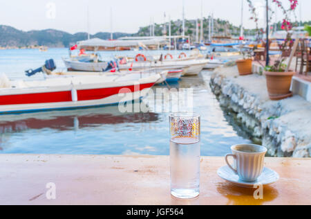 Le café turc est une boisson traditionnelle qui est servi avec un verre d'eau froide, Kekova, Turquie. Banque D'Images