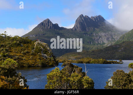 Roche glaciaire vue surplombant le lac Dove avec Cradle Mountain Cradle Mountain-Lake en arrière-plan, St Clair National Park, Tasmanie, Australie Banque D'Images