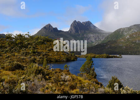 Roche glaciaire vue surplombant le lac Dove avec Cradle Mountain Cradle Mountain-Lake en arrière-plan, St Clair National Park, Tasmanie, Australie Banque D'Images