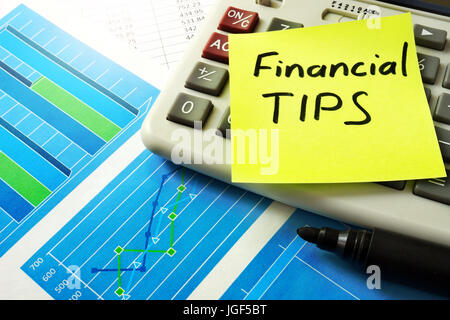 Conseils financiers écrit sur une note de stick. Banque D'Images