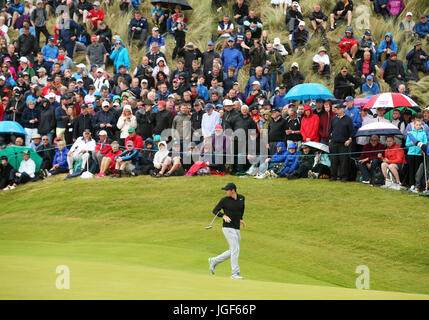 Regarder la foule l'Irlande du Nord Rory McIlroy sur le troisième livre vert au cours de la première journée de l'Open d'Irlande Dubai Duty Free à Portstewart Golf Club. Banque D'Images