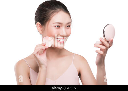 Portrait of beautiful young asian woman parfaite avec l'application de la peau propre et fraîche et l'utilisation de brosse cosmétique miroir. Banque D'Images