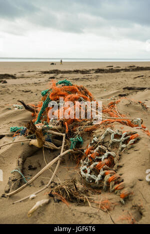 Les détritus et débris laissés sur la plage après gallois des vents forts et des conditions météorologiques sévères. UK. Banque D'Images