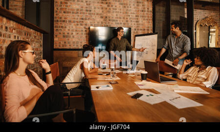 Groupe de jeunes professionnels ayant une réunion d'affaires. Groupe diversifié d'employés au cours d'une réunion à l'office. Banque D'Images