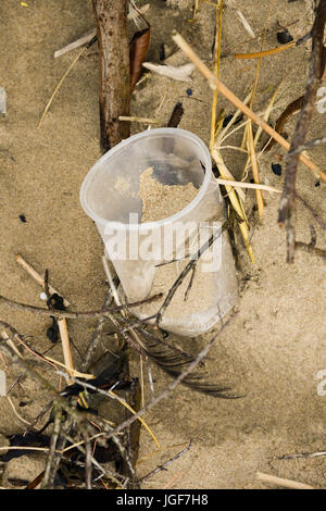 Les détritus et débris laissés sur la plage après gallois des vents forts et des conditions météorologiques sévères. UK. Banque D'Images