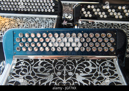 Accordéon instruments de musique dans un magasin, France Banque D'Images