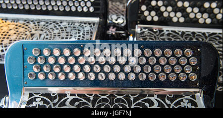 Accordéon instruments de musique dans un magasin, France Banque D'Images