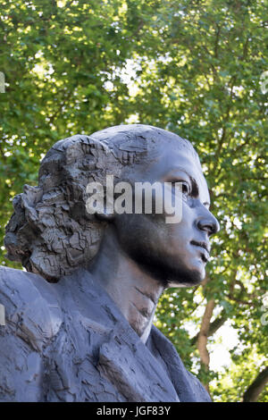 Le buste de bronze 2008 par Karen Newman de violette Szabo, un agent du Special Operations Executive pendant la seconde guerre mondiale, sur l'Albert Embankment, London Banque D'Images