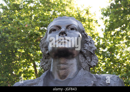 Le buste de bronze 2008 par Karen Newman de violette Szabo, un agent du Special Operations Executive pendant la seconde guerre mondiale, sur l'Albert Embankment, London Banque D'Images