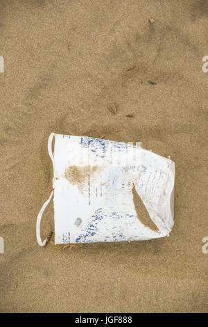 Les détritus et débris laissés sur la plage après gallois des vents forts et des conditions météorologiques sévères. UK. Banque D'Images