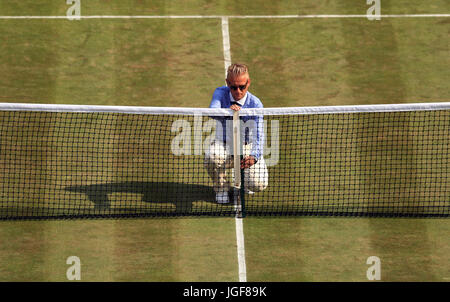 Le juge-arbitre vérifie sur la hauteur du filet sur le quatrième jour du tournoi de Wimbledon à l'All England Lawn Tennis et croquet Club, Wimbledon. Banque D'Images