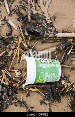 Les détritus et débris laissés sur la plage après gallois des vents forts et des conditions météorologiques sévères. UK. Banque D'Images