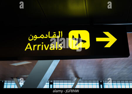 Transfert aéroport - transfert de vol international signe signe d'information à l'aéroport en anglais et arabe Banque D'Images