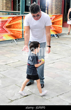 Simon Cowell et fils Eric Cowell X Factor à filmer à quai du tabac, Wapping Lane, London. Banque D'Images