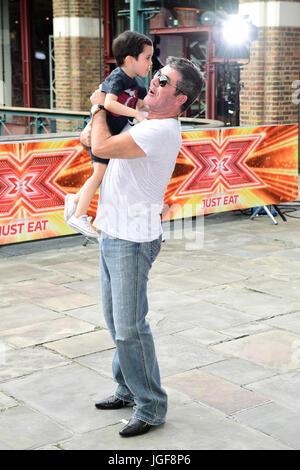 Simon Cowell et fils Eric Cowell X Factor à filmer à quai du tabac, Wapping Lane, London. Banque D'Images