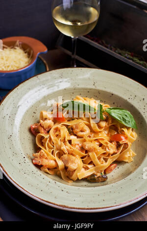 Tagliatelles aux crevettes et épices Banque D'Images