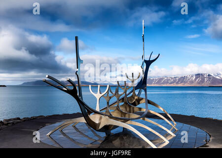 Reykjavik, Islande - 1 Avril 2017 : Le soleil Voyager (Solfar) Sculpture par Jon Gunnar Arnason sur l'eau de mer à Reykjavik, Islande. Banque D'Images