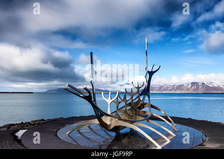 Reykjavik, Islande - 1 Avril 2017 : Le soleil Voyager (Solfar) Sculpture par Jon Gunnar Arnason sur l'eau de mer à Reykjavik, Islande. Banque D'Images